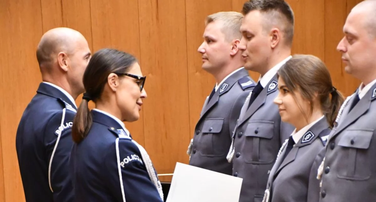 Społeczeństwo2, Policjanci swiętowali - zdjęcie, fotografia