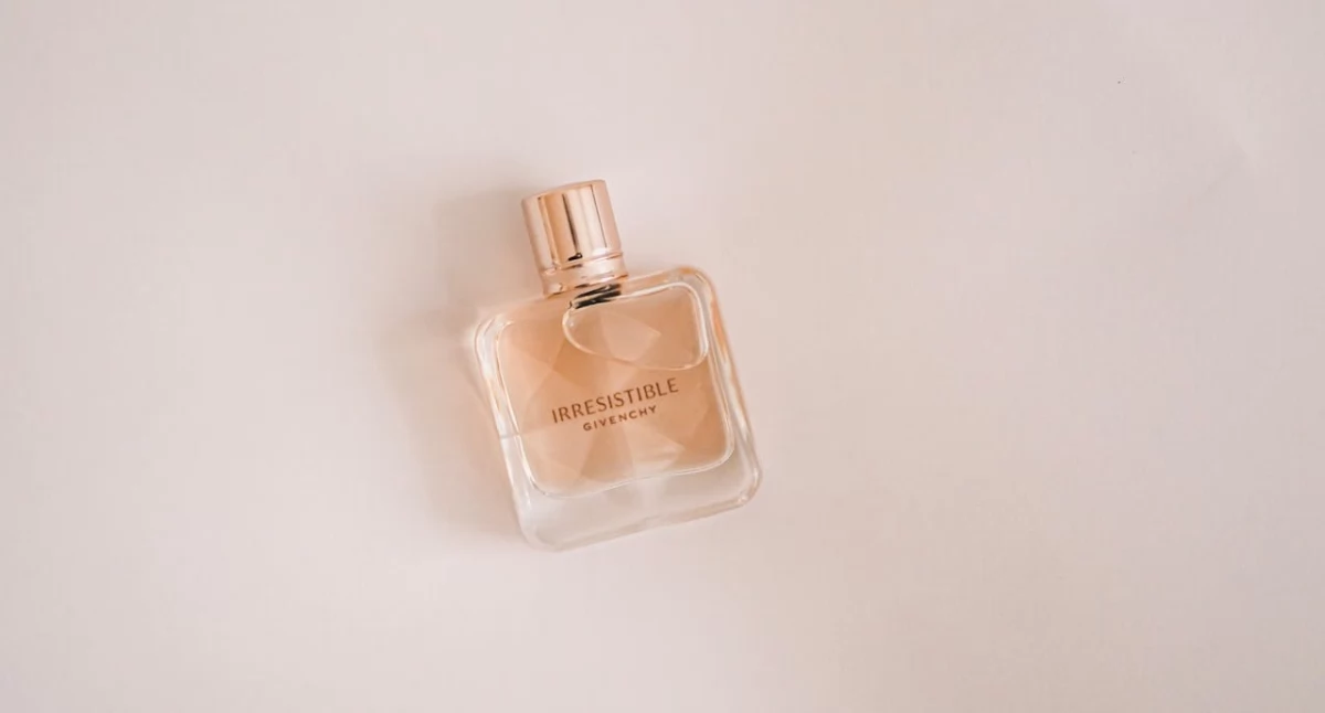 Społeczeństwo2, Perfumy kobiece charakterem pachnie nowoczesna elegancja - zdjęcie, fotografia