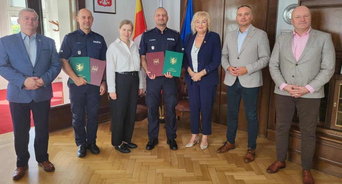 Samorząd, radiowóz inowrocławskiej Policji dzięki współpracy samorządowej - zdjęcie, fotografia