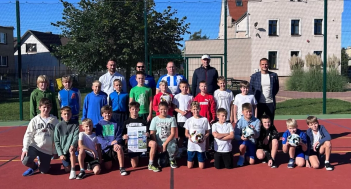 Piłka nożna, Goplania Inowrocław wspiera młodych sportowców piłek trafia szkół! - zdjęcie, fotografia