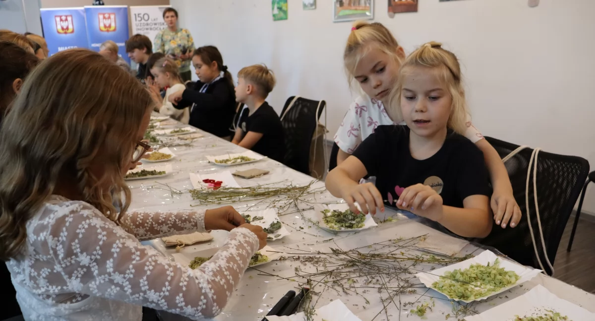 Spotkania, Pachnąca Magia Kujaw! Dzieci tworzyły ziołowe amulety Bibliotece - zdjęcie, fotografia