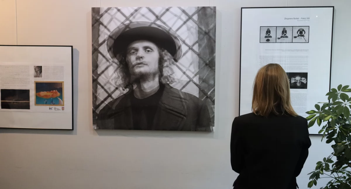 Wystawy, Wystawa ciekawa nieco surrealistyczna - zdjęcie, fotografia