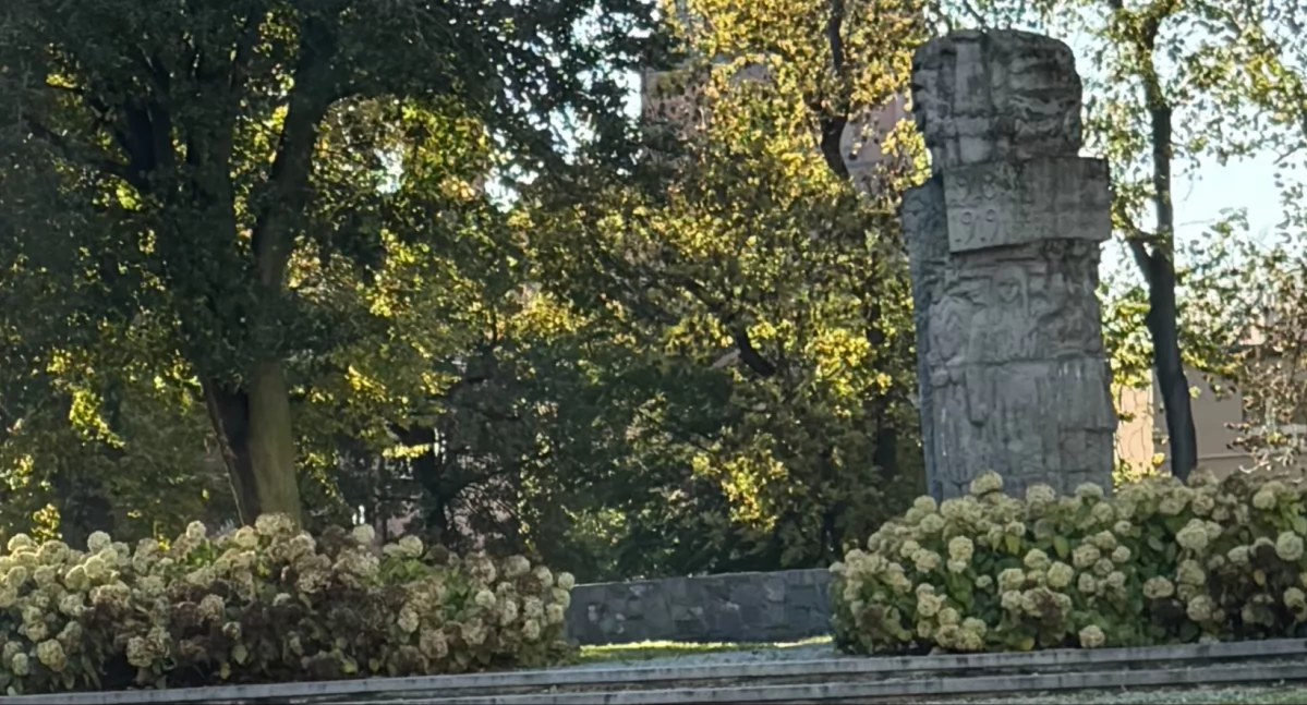 Samorząd, sprawie pilnego zadbania Pomnik Powstańców Wielkopolskich - zdjęcie, fotografia
