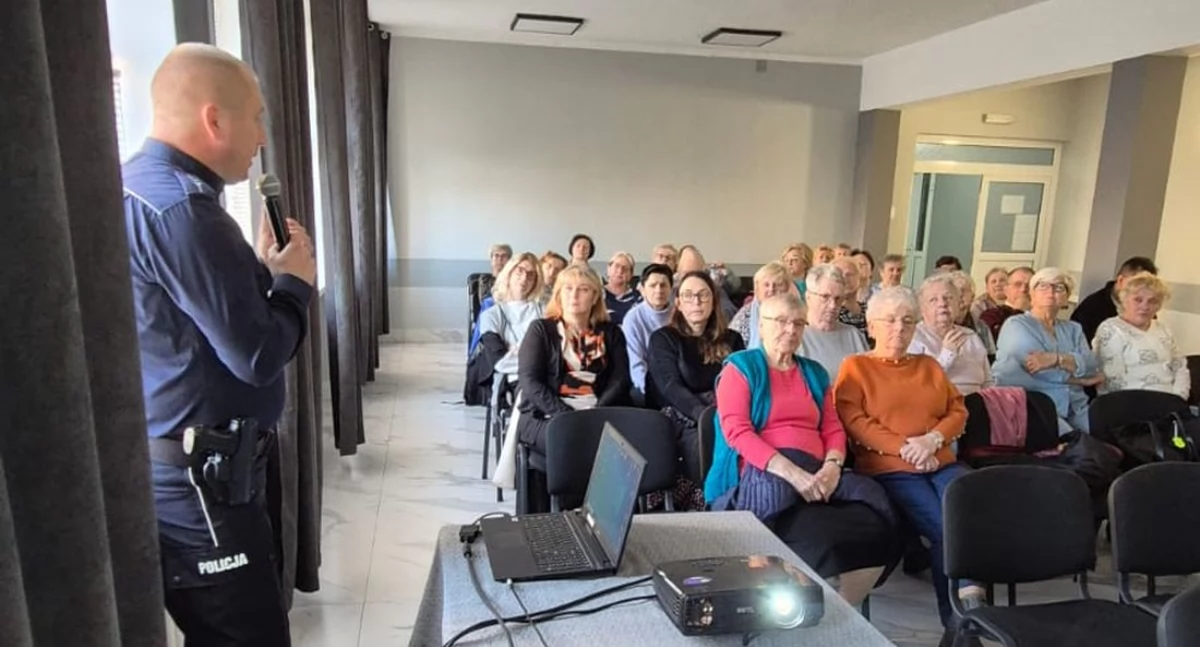 Społeczeństwo2, Seniorzy dyskutowali bezpieczeństwie Policją samorządem - zdjęcie, fotografia