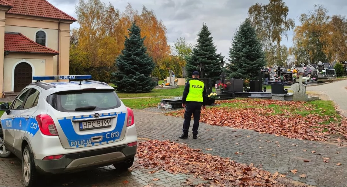 Komunikaty Policja, Policjanci czuwają bezpieczeństwem rejonie cmentarzy - zdjęcie, fotografia