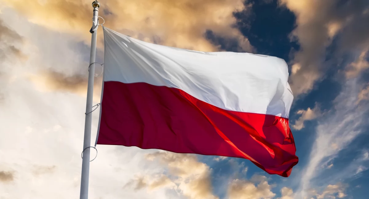 Sprawy kryminalne , Znieważenie polskiej flagi Inowrocławiu latek zarzutami - zdjęcie, fotografia