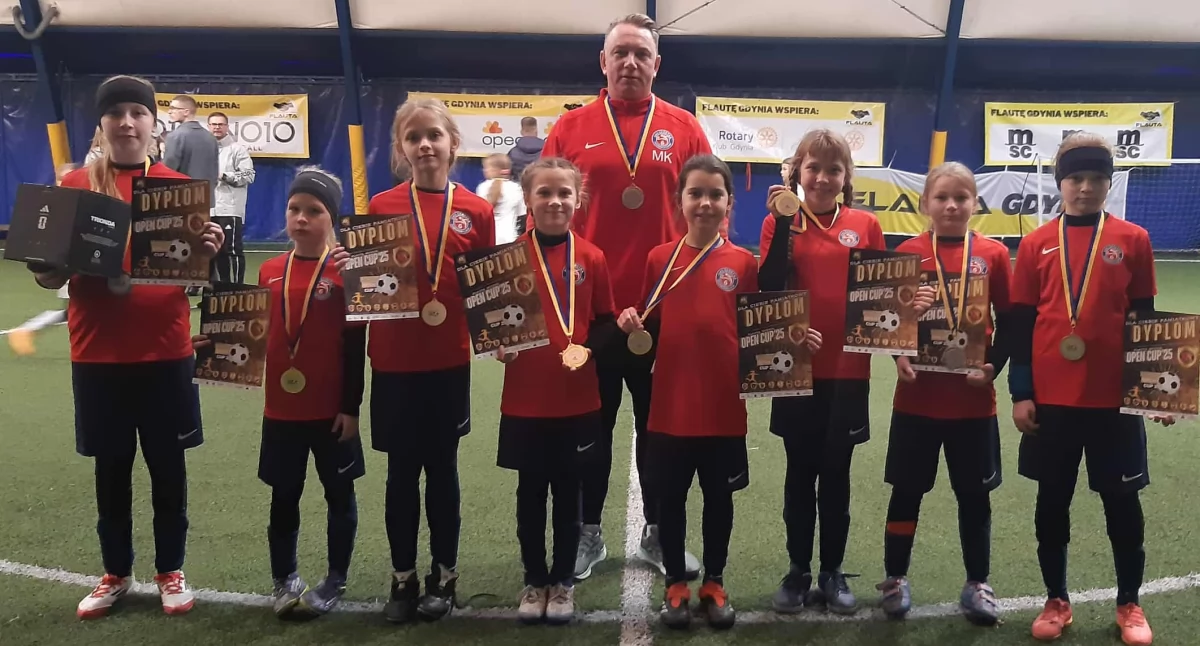 Piłka nożna, Piłkarki Szóstka Inowrocław podium Gdyni - zdjęcie, fotografia