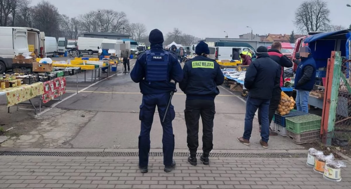 Komunikaty Policja, Bezpieczne zakupy przed świętami Służby kontrolują targowiska - zdjęcie, fotografia