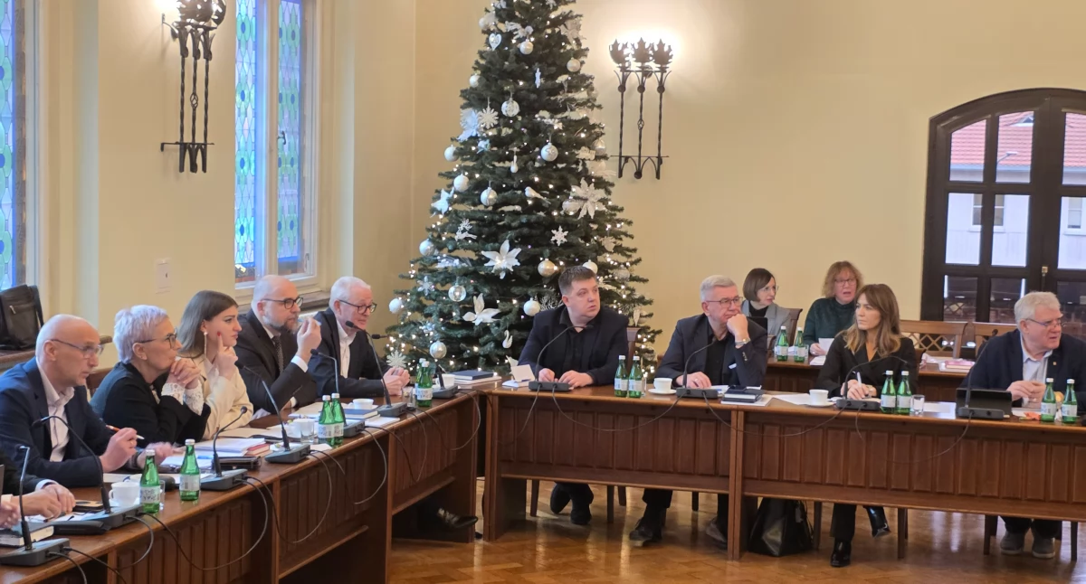 Samorząd, Rodzice podsumowali głosowanie sprawie wsparcia uczniów - zdjęcie, fotografia