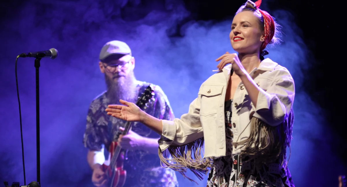 Koncerty, Imieniny Inowrocławia rock’n’rollowym stylu Mieszkańcy świętowali Teatrze Miejskim - zdjęcie, fotografia