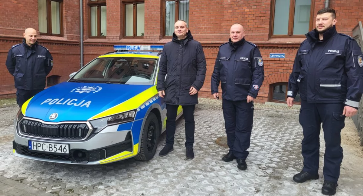 Komunikaty Policja, radiowóz policjantów patrolówki - zdjęcie, fotografia