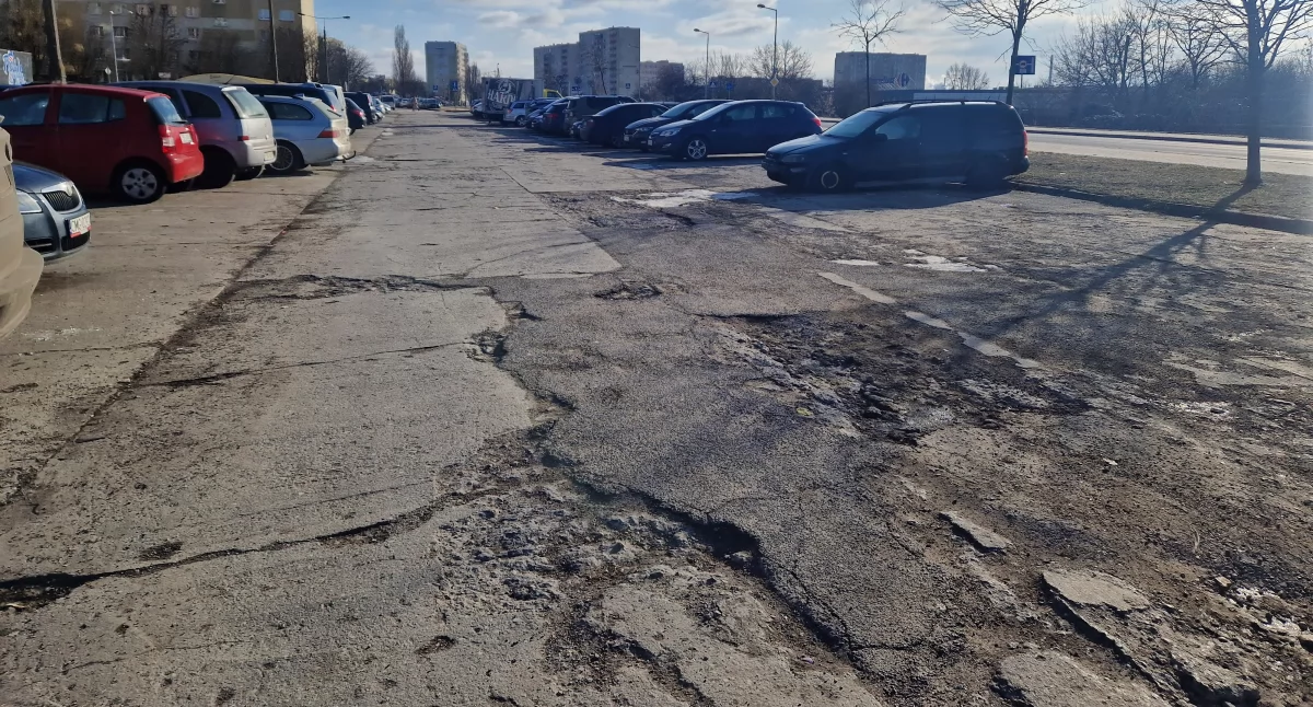Społeczeństwo2, parking wymaga remontu - zdjęcie, fotografia