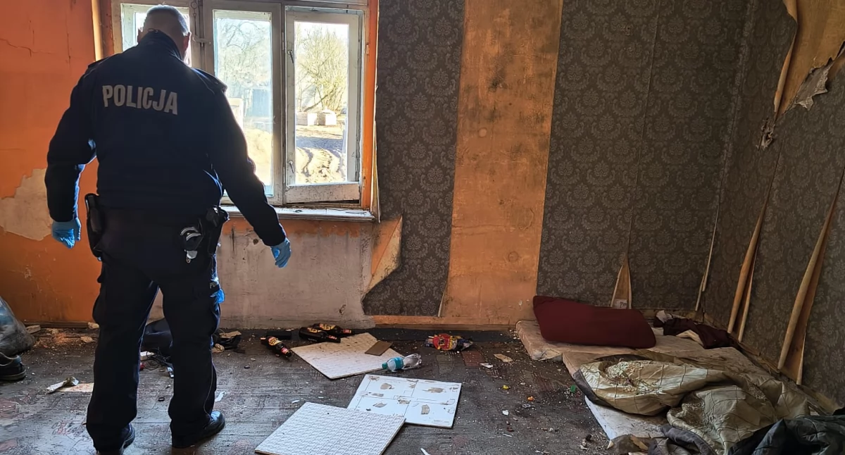 Komunikaty Policja, Dzielnicowi włączyli ogólnopolskie badanie liczby osób kryzysie bezdomności - zdjęcie, fotografia