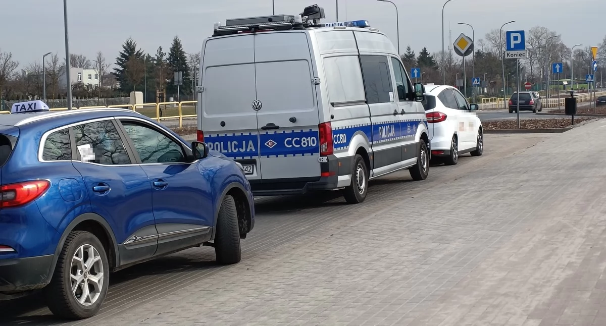 Wypadki drogowe , aplikację lupą inowrocławskiej policji - zdjęcie, fotografia