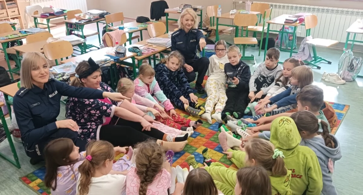 Komunikaty Policja, Kolorowa lekcja policjantkami - zdjęcie, fotografia