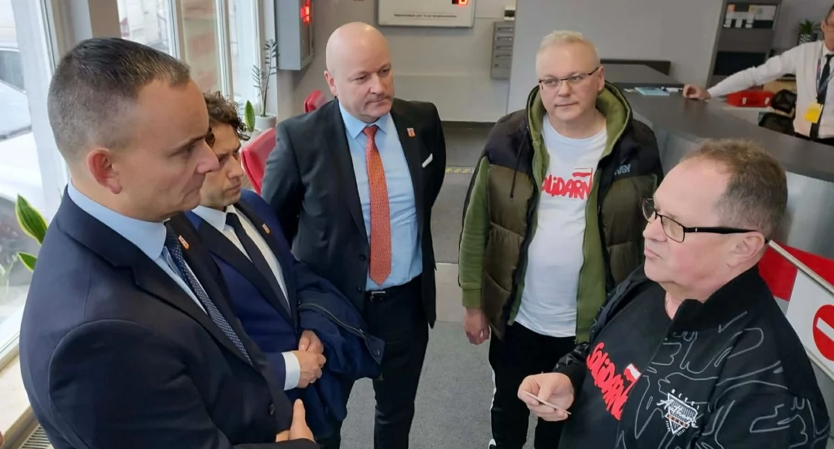 Samorząd, Prezydent rozmawiał dziś protestującymi pracownikami Solino - zdjęcie, fotografia