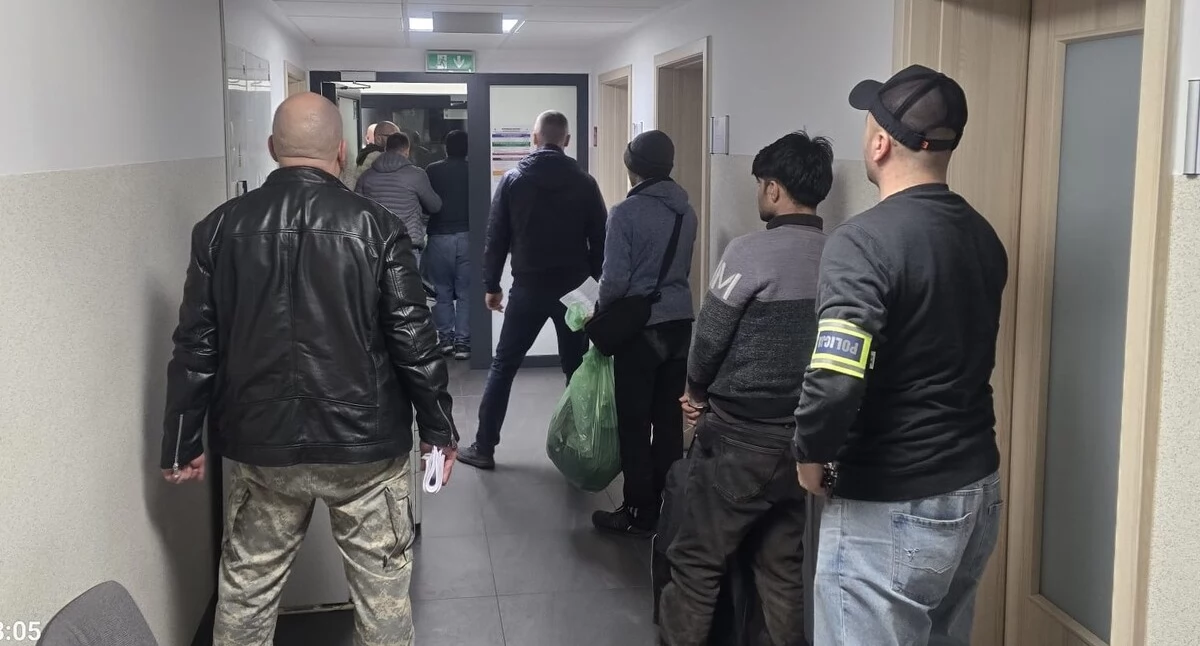 Sprawy kryminalne , Zatrzymano nielegalnymi migrantami - zdjęcie, fotografia