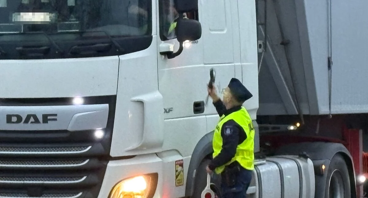 Wypadki drogowe , Policjanci działają trosce bezpieczeństwo drogach - zdjęcie, fotografia