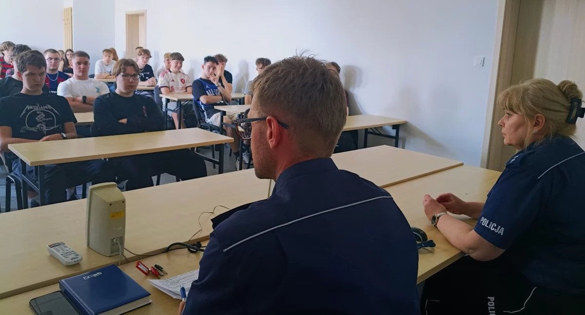 Komunikaty Policja, Edukacja profilaktyka Młodzież wizytą inowrocławskiej komendzie - zdjęcie, fotografia