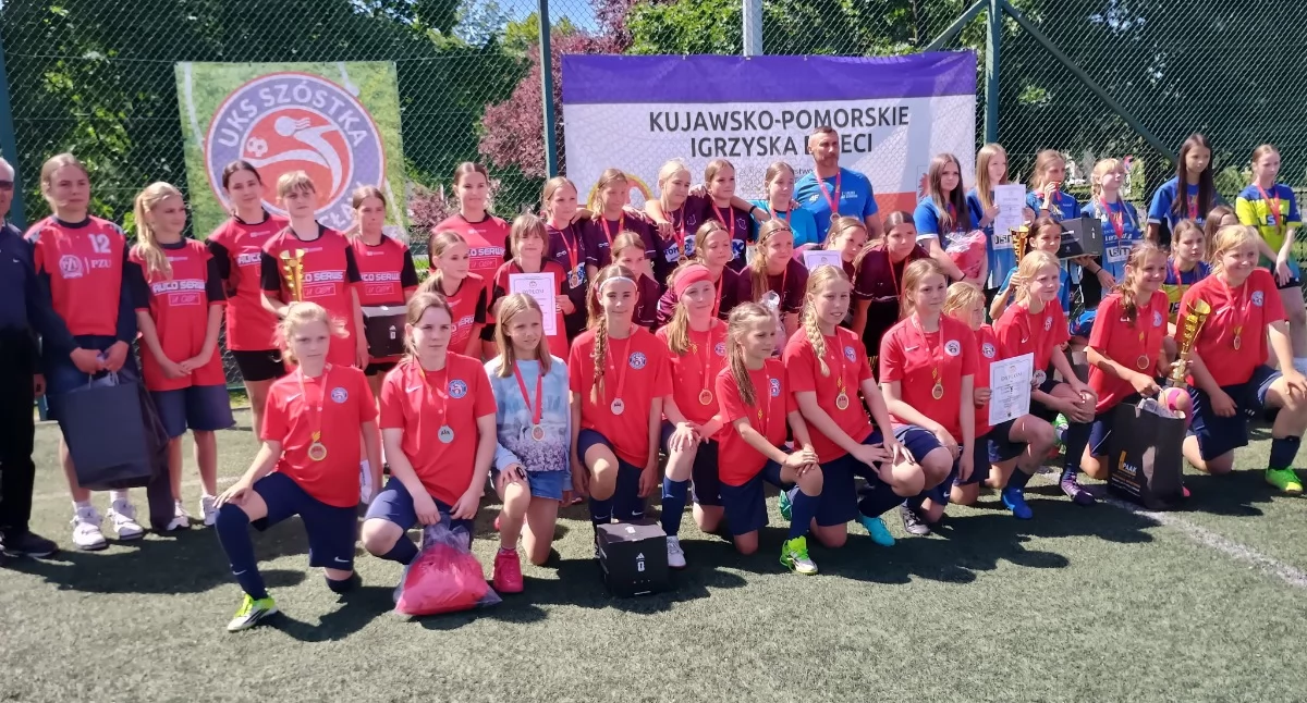 Piłka nożna, Srebrne dziewczyny Szóstki! Wicemistrzostwo Województwa Kujawsko Pomorskiego wielkich emocjach - zdjęcie, fotografia