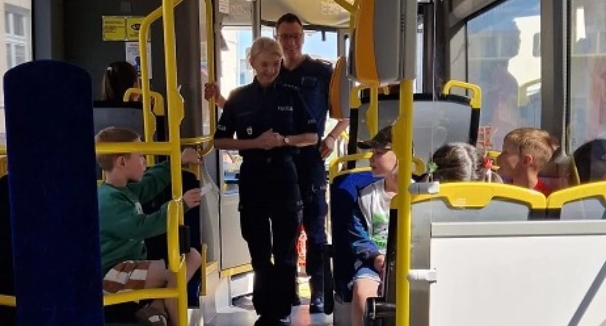 Komunikaty Policja, Przystanek BEZPIECZEŃSTWO - zdjęcie, fotografia