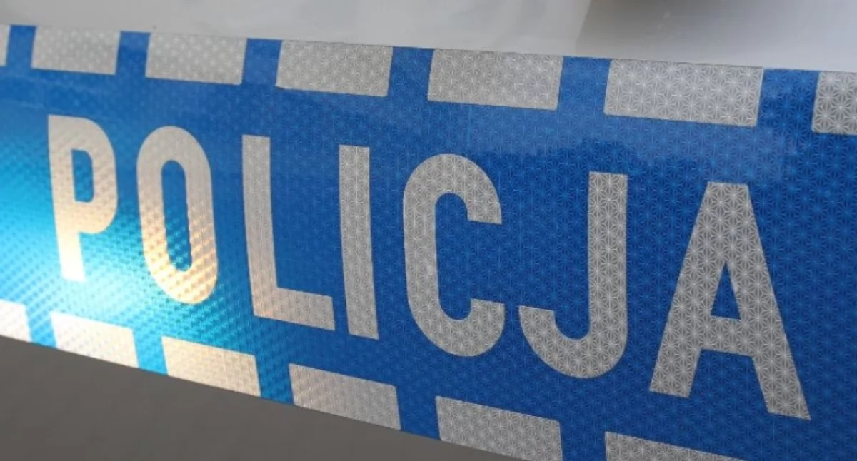 Komunikaty Policja, Policjant służbie pomógł zagubionemu latkowi Chłopiec samych skarpetkach - zdjęcie, fotografia