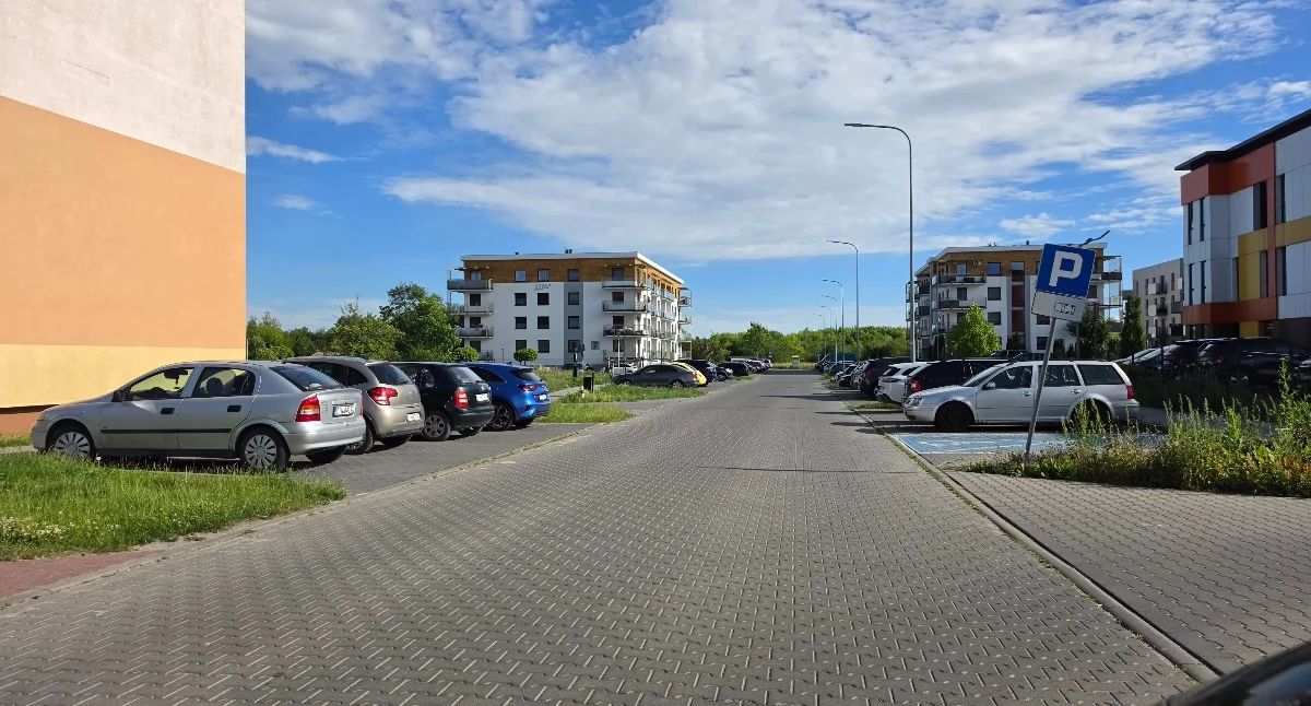 Samorząd, Strefa zamieszkania zamiast zebry Radny proponuje rozwiązanie przychodni Rodzina - zdjęcie, fotografia