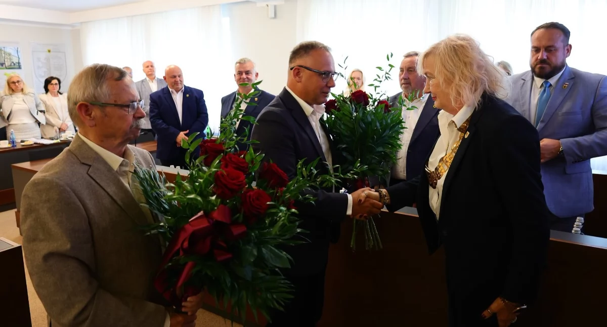 Samorząd, Zarząd Powiatu wotum zaufania absolutorium kluczowa sesja padły mocne słowa - zdjęcie, fotografia