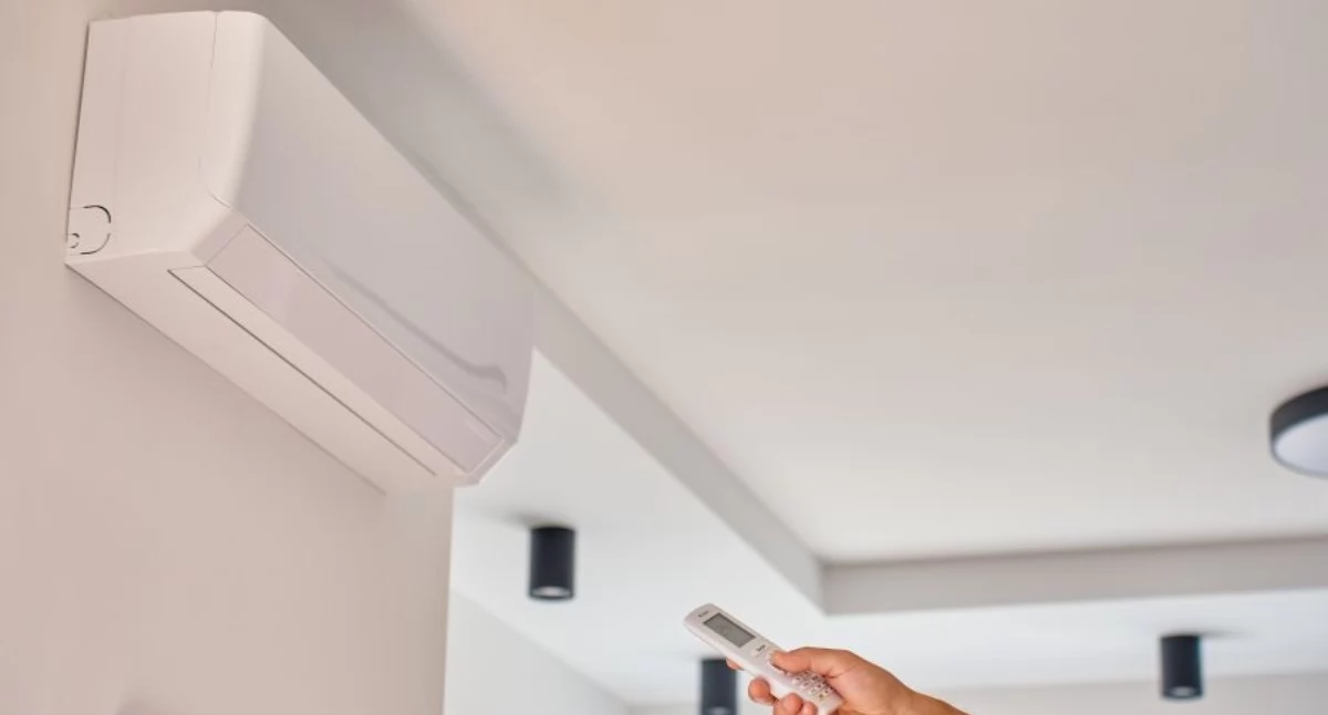Klimatyzator Midea zamontowany na ścianie w domowym salonie