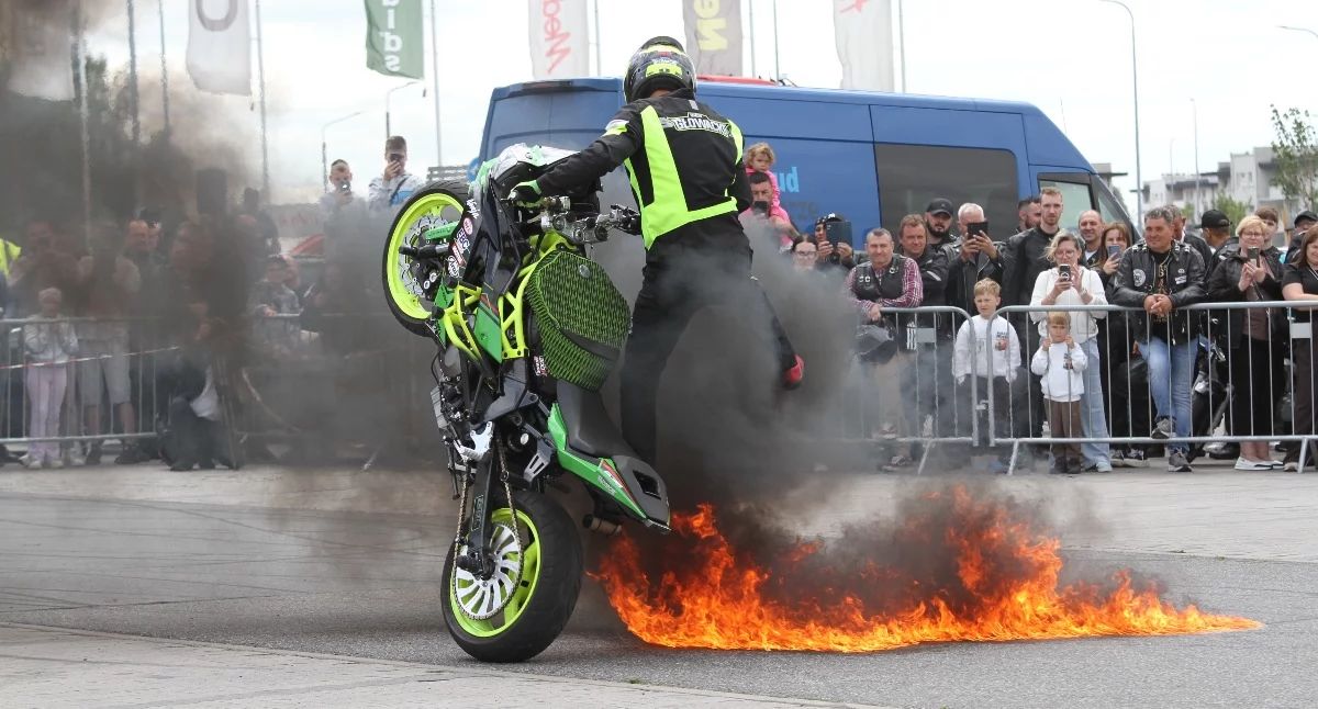 Społeczeństwo2, Parada motorów pokazy - zdjęcie, fotografia