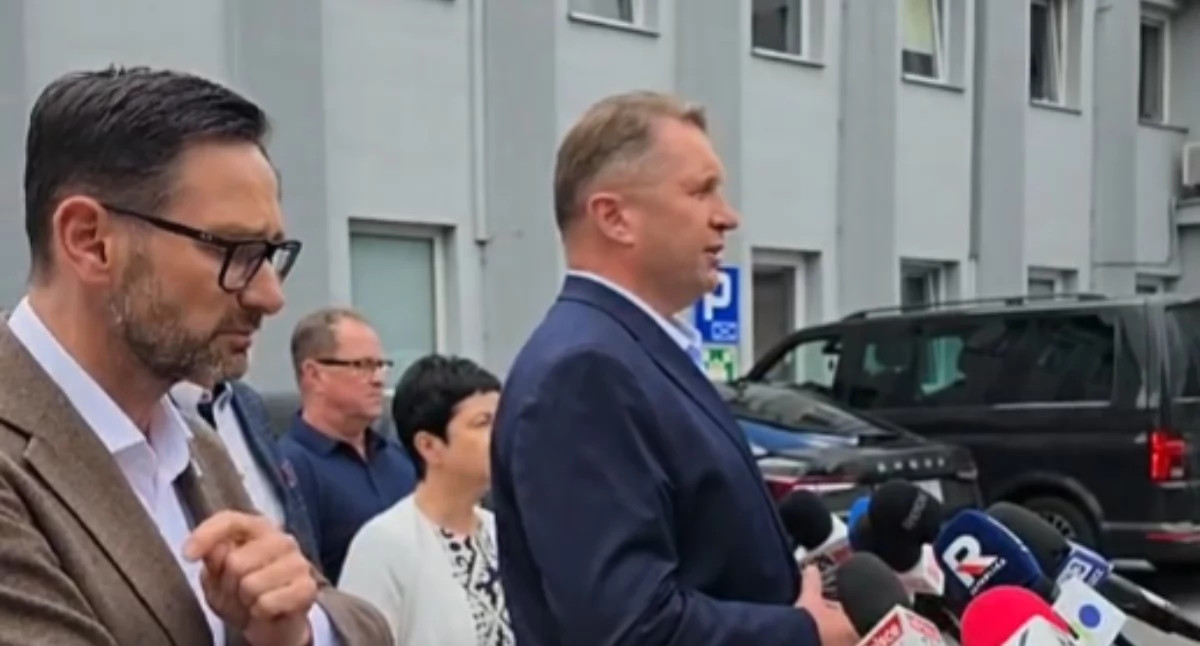 Partie, Politycy przed siedzibą Solino - zdjęcie, fotografia