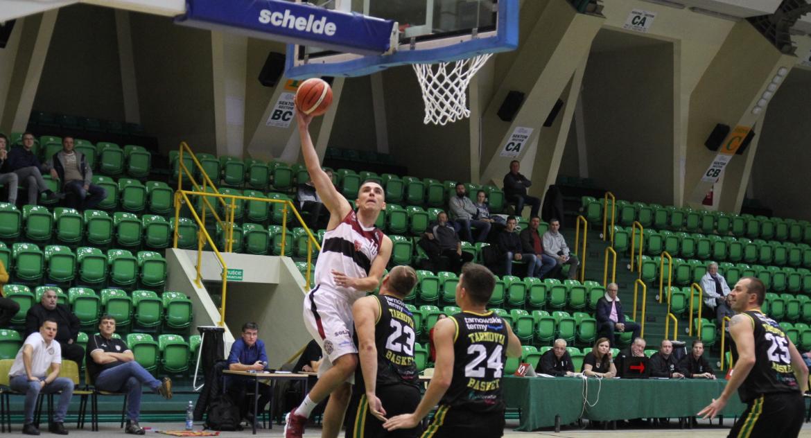 Koszykówka, Domino wygrywa Tarnovią Basket - zdjęcie, fotografia