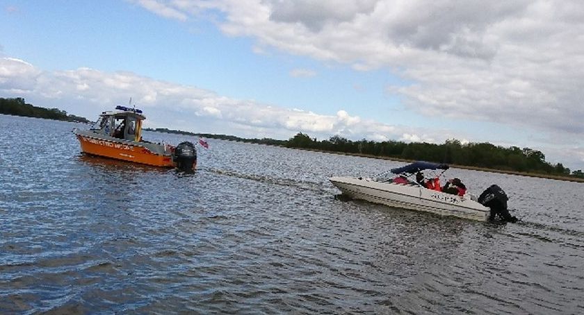 Utknęli na mieliźnie, ale w porę z pomocą przybyli policjanci i WOPR-owcy