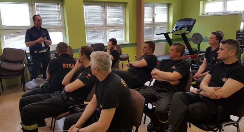 Policjanci i strażacy wspólnie się szkolą i wymieniają doświadczenia