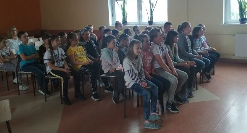 O reagowaniu na przemoc i odpowiedzialności nieletnich rozmawiali z policjantkami