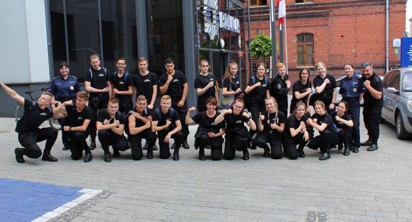 Klasa mundurowa z wizytą w inowrocławskiej komendzie