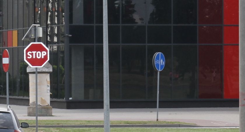 Nie zauważył znaków drogowych?
