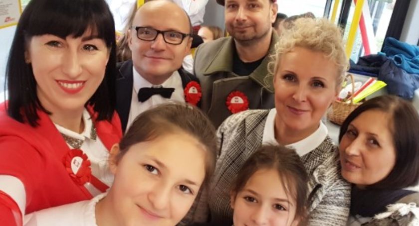 Rozśpiewany autobus na ulicach Inowrocławia