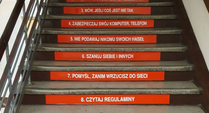 Naklejki edukacyjne na schodach w szkołach podstawowych