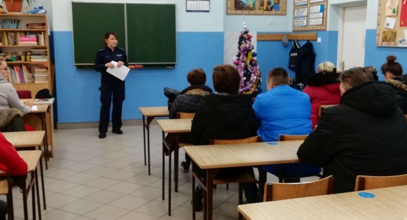 Policjanci edukują dzieci i instruują rodziców
