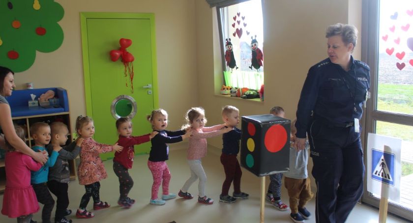 Z wizytą u Cioci KlociPolicjantki odwiedziły dzieci u „Cioci Kloci”   Najważniejszy jest uśmiech dziecka, a tego właśnie nie brakowało podczas spotkania z inowrocławskimi policjantkami. Zajęcia polegały na pokazach, zabawie i wspólnym śpiewaniu o bezpieczeństwie.   Do inowrocławskiego przedszkola pr