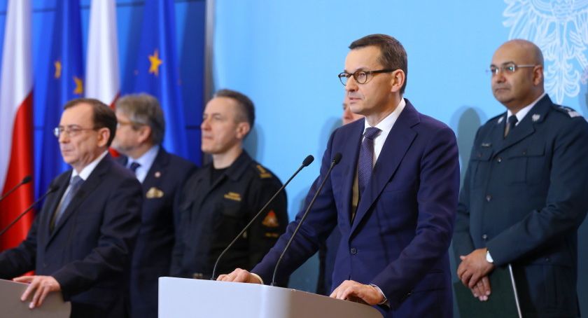 Premier: kontrole sanitarne na granicach oraz w pociągach i portach