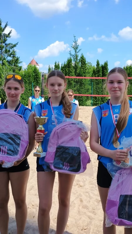 Dziewczęta z Czwórki królowymi plaży! Złoto i awans do finału wojewódzkiego