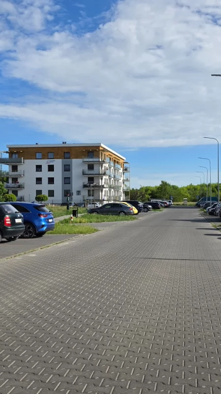 Strefa zamieszkania zamiast zebry? Radny proponuje nowe rozwiązanie przy przychodni Rodzina