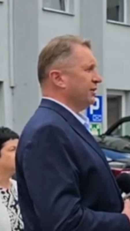 Politycy PiS przed siedzibą IKS Solino