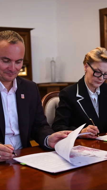 Rozpoczyna się budowa basenu odkrytego w Inowrocławiu. Umowa na 28,5 mln zł podpisana