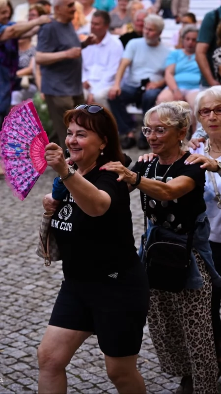 Tańczymy dalej! Letnie potańcówki w Solankach wydłużone o kolejny miesiąc!