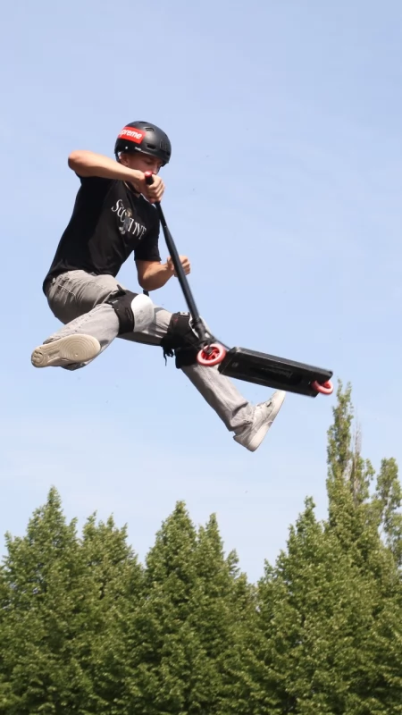 Hulajnogowe szaleństwo na inowrocławskim skateparku. Wpadła ekipa Scootive on tour!