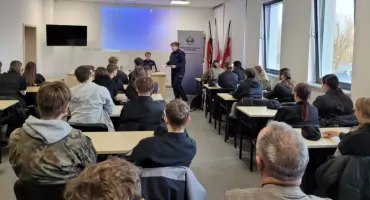 Współpraca policji z uczniami i studentami klas mundurowych