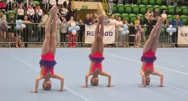 Trwają zawody w akrobatyce sportowej